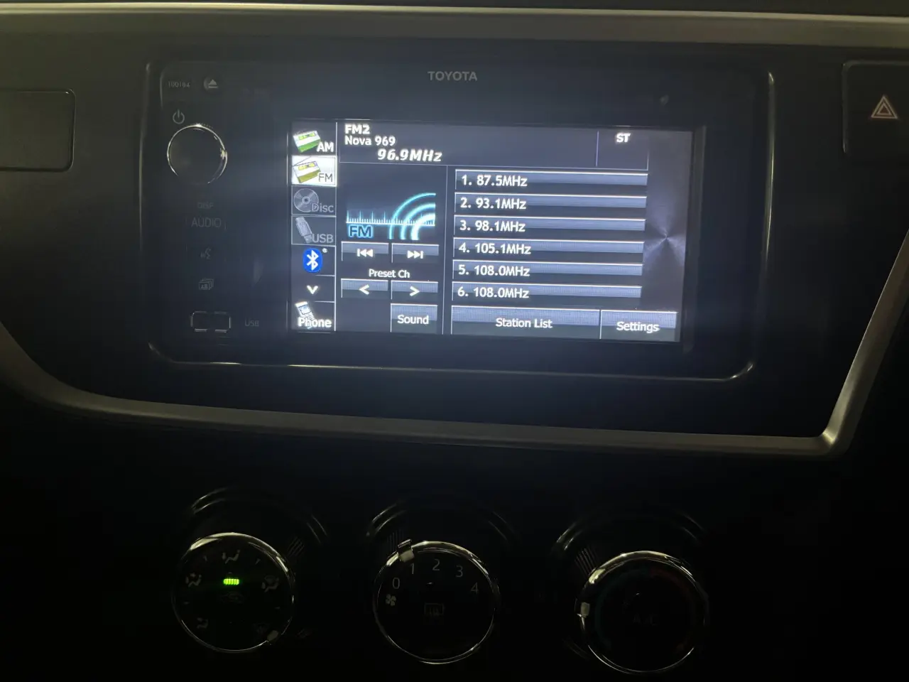 2015 TOYOTA COROLLA Gallery Image 17