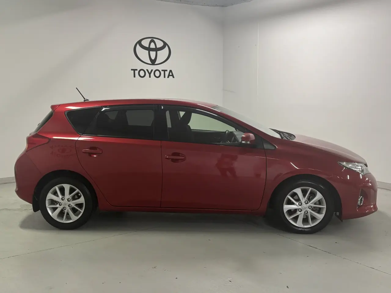 2015 TOYOTA COROLLA Gallery Image 4