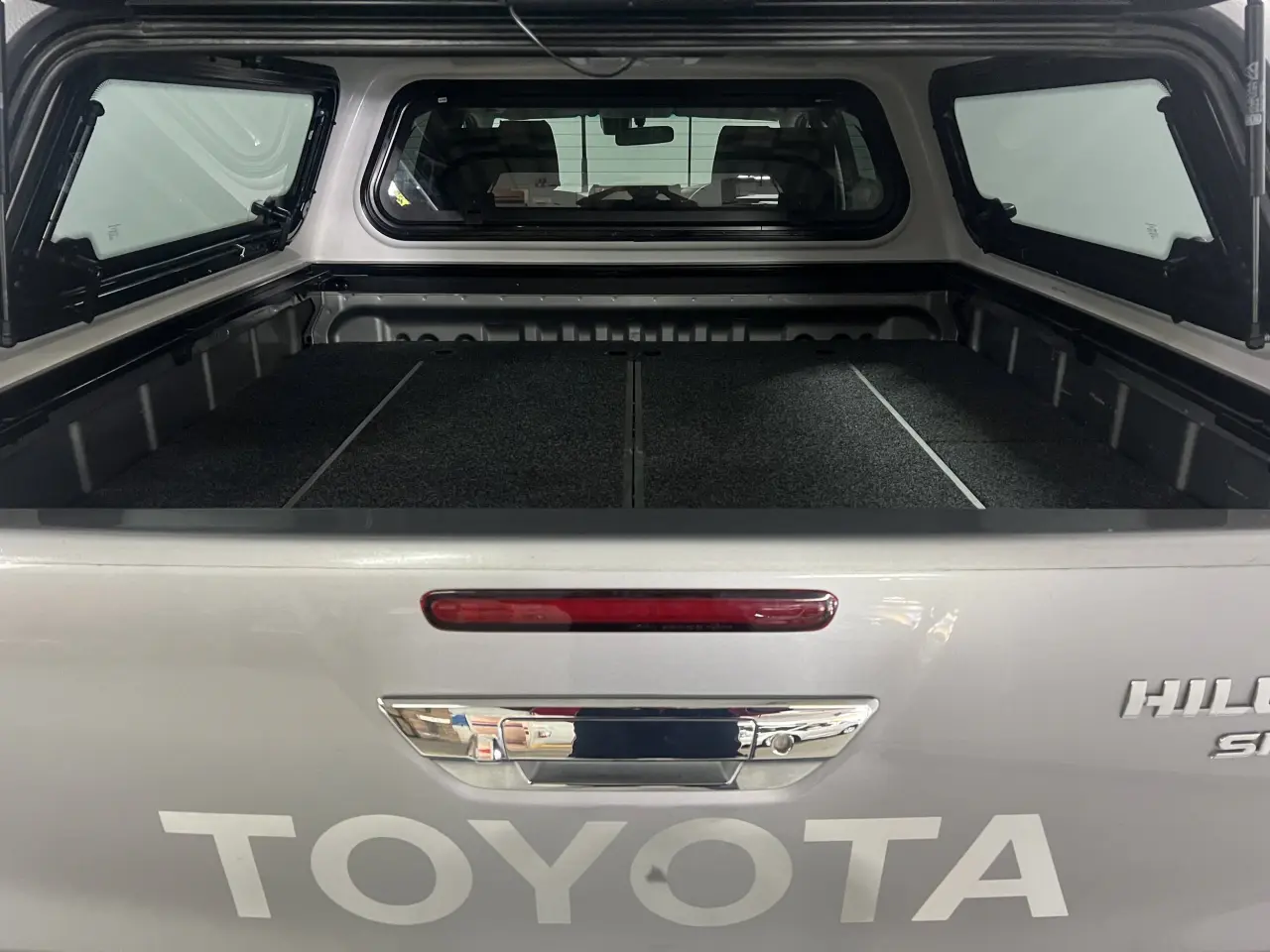 2020 TOYOTA HILUX Gallery Image 12
