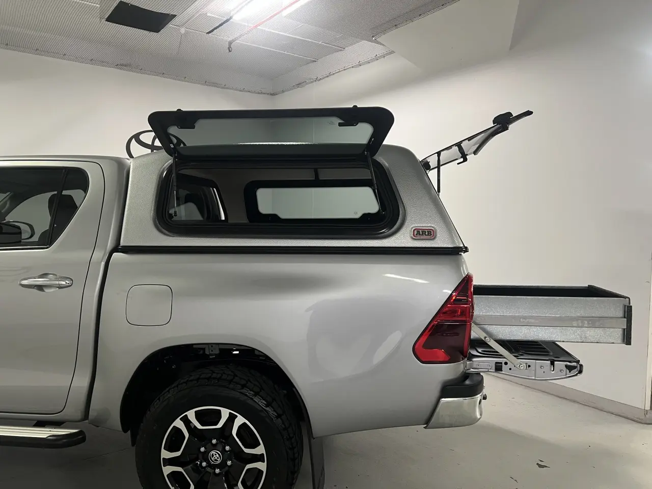 2020 TOYOTA HILUX Gallery Image 15