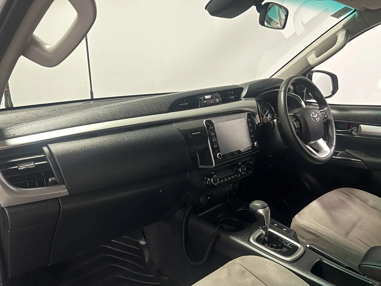 2020 TOYOTA HILUX Gallery Image 17