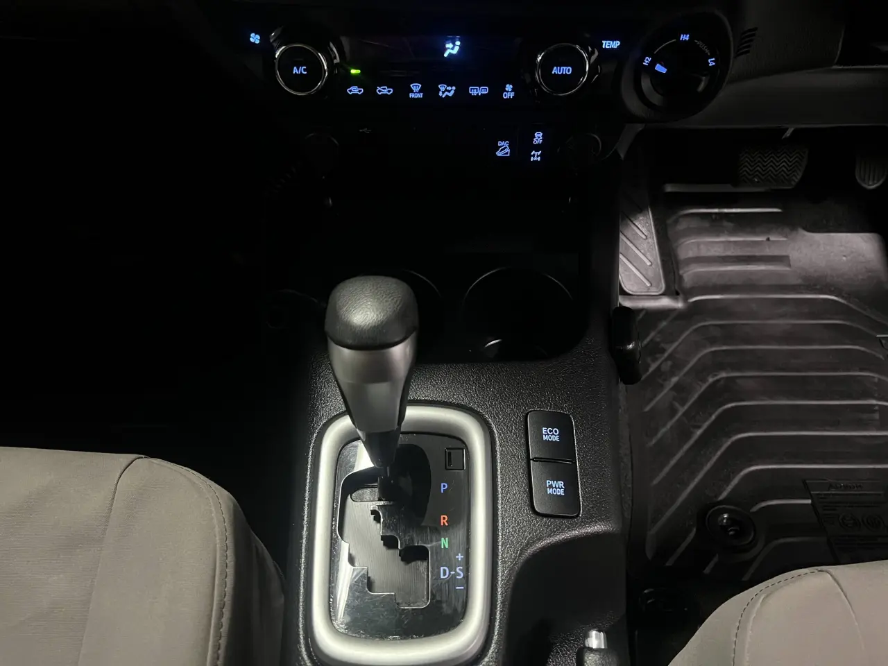 2020 TOYOTA HILUX Gallery Image 22