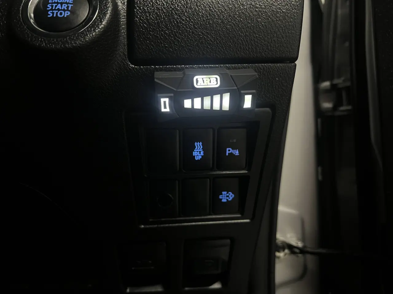 2020 TOYOTA HILUX Gallery Image 23