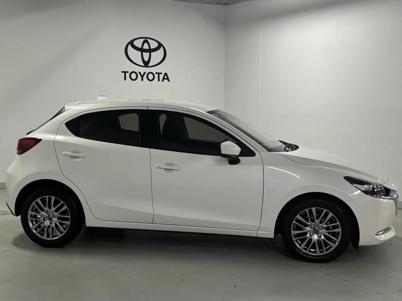 2022 MAZDA MAZDA2 Gallery Image 4