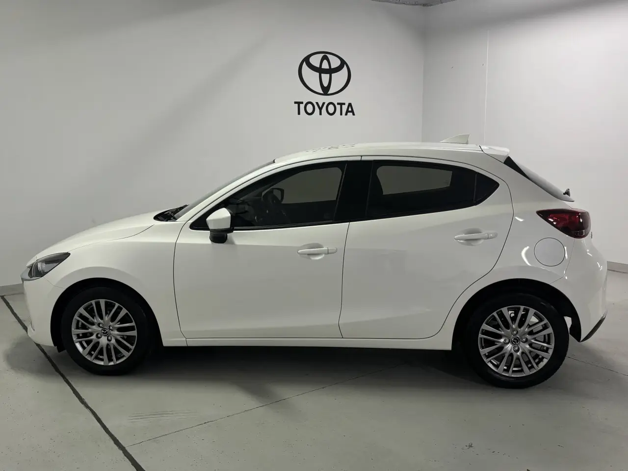 2022 MAZDA MAZDA2 Gallery Image 9
