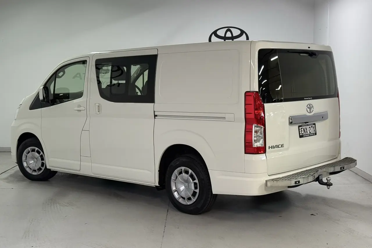 2021 Toyota Hiace Gallery Image 4