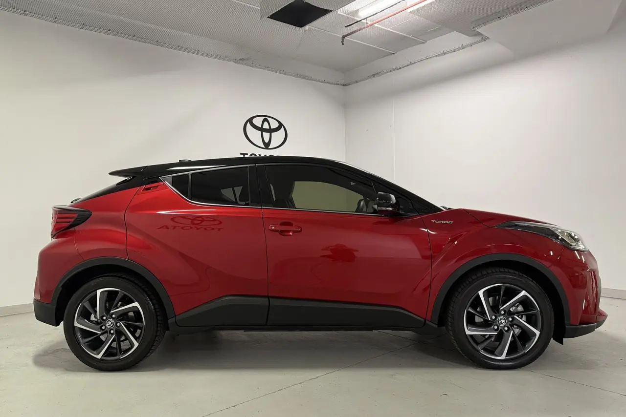 2022 Toyota C-HR Gallery Image 3