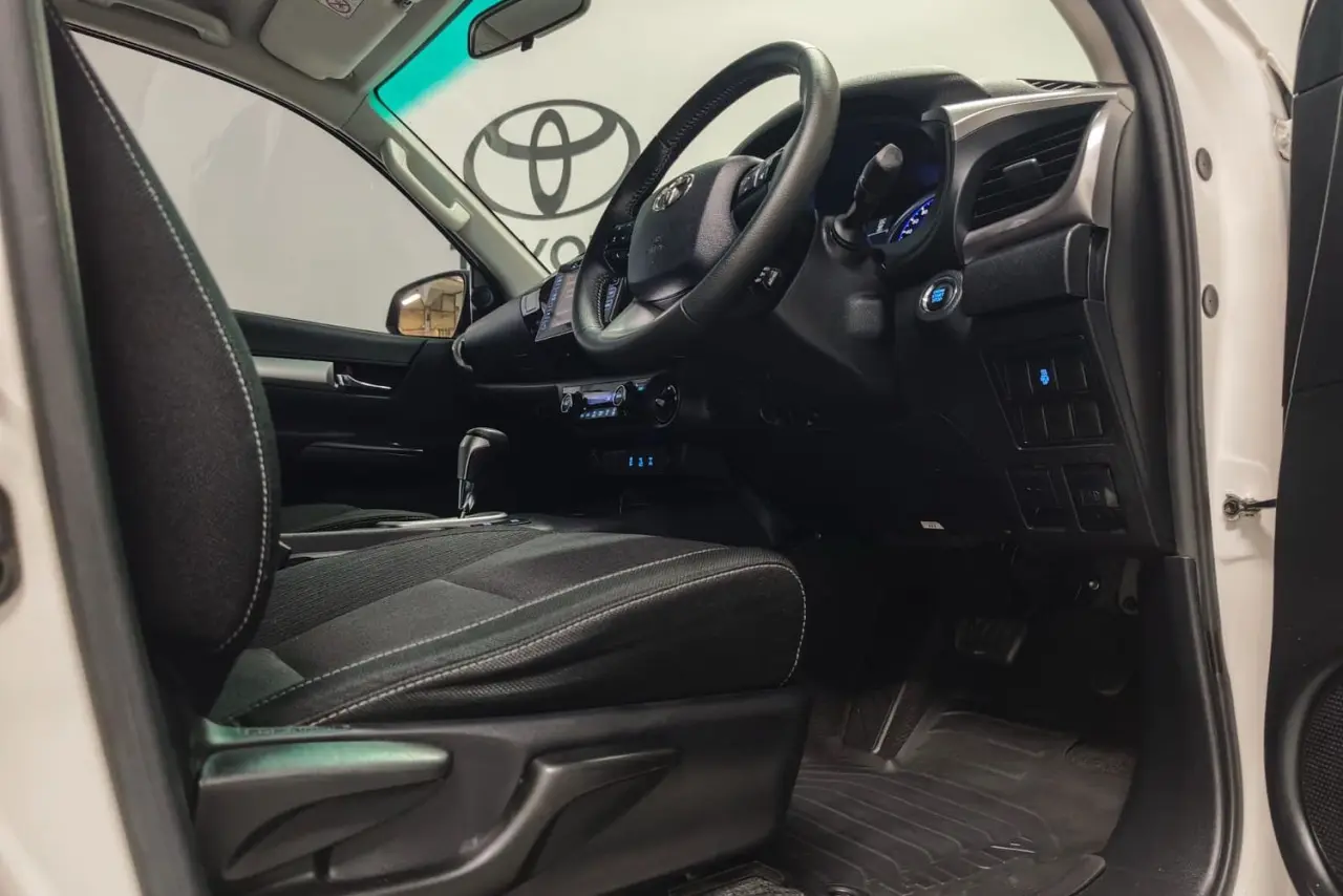 2017 Toyota Hilux Gallery Image 9