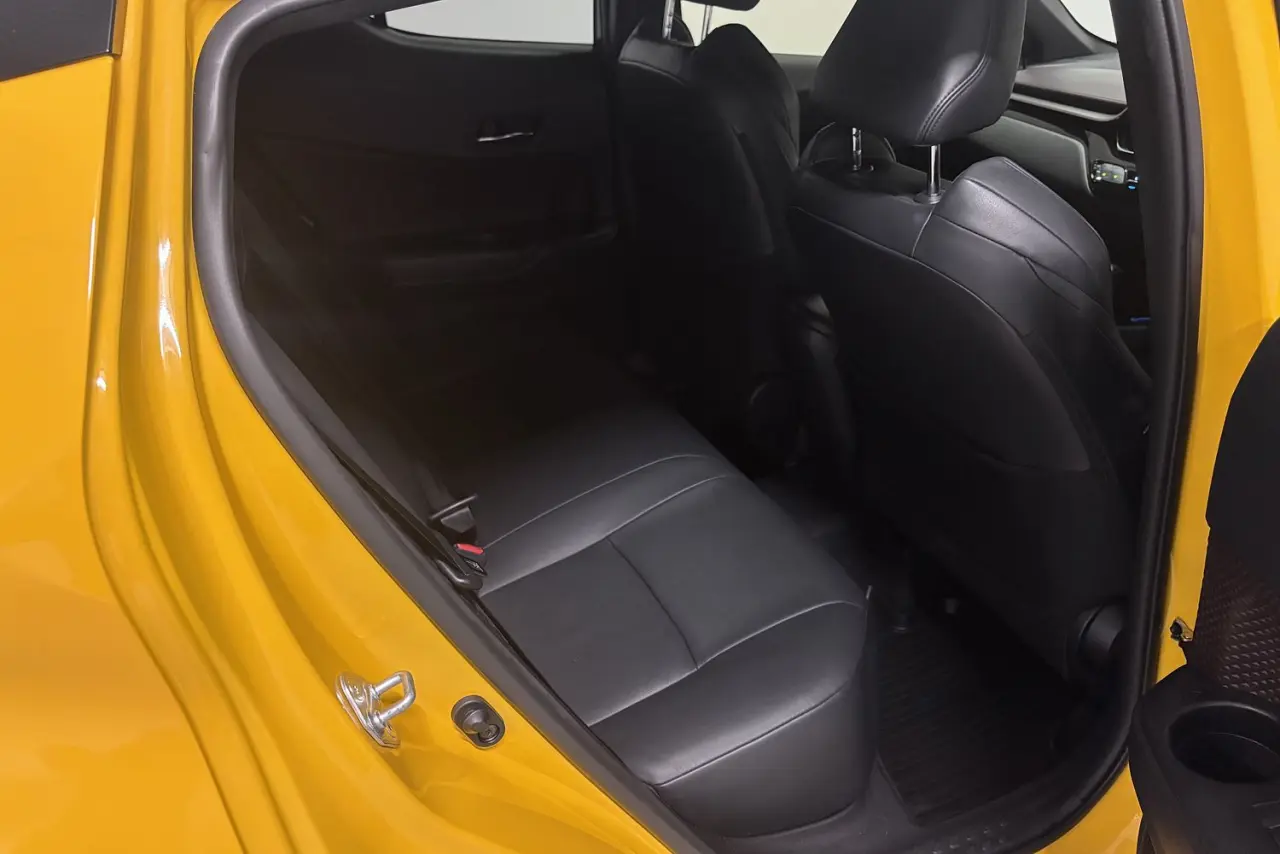 2018 Toyota C-HR Gallery Image 11