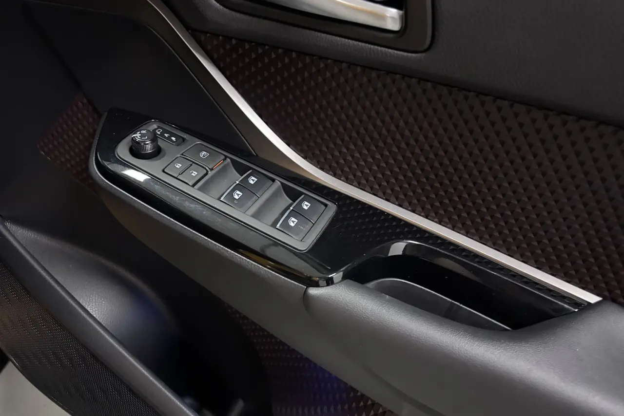 2018 Toyota C-HR Gallery Image 20