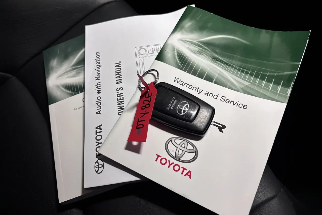 2018 Toyota C-HR Gallery Image 21