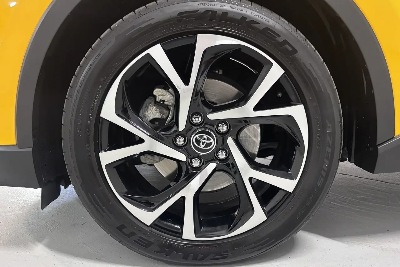 2018 Toyota C-HR Gallery Image 5