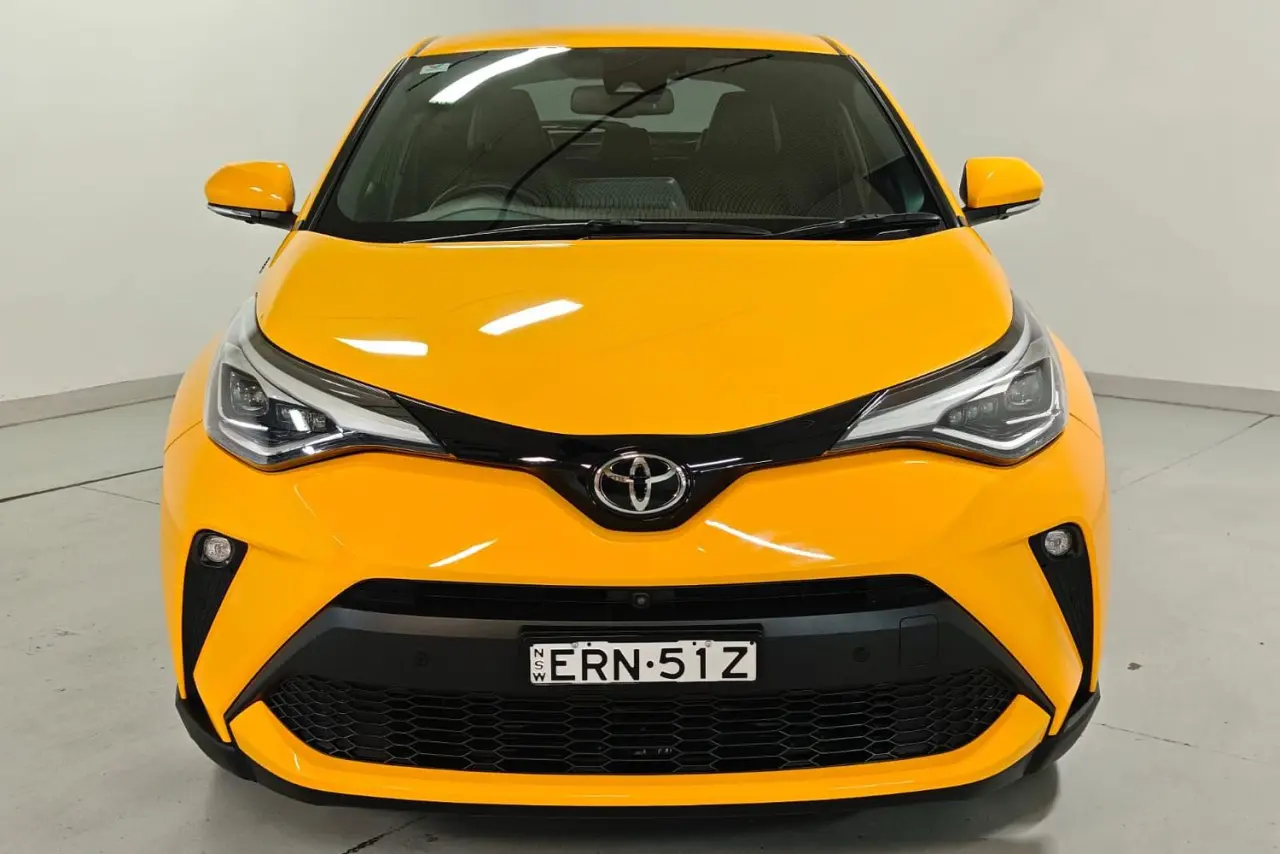 2021 Toyota C-HR Gallery Image 2