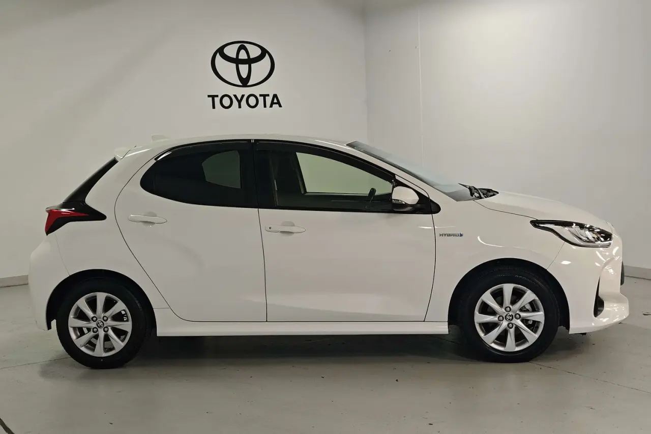 2022 Toyota Yaris Gallery Image 4