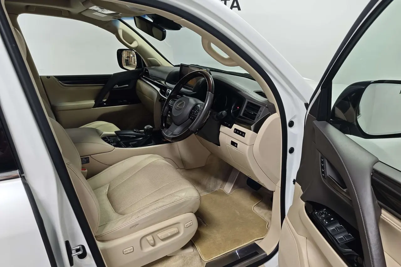 2017 Lexus LX Gallery Image 10