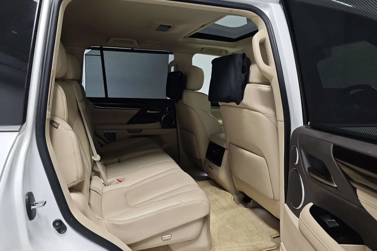 2017 Lexus LX Gallery Image 11