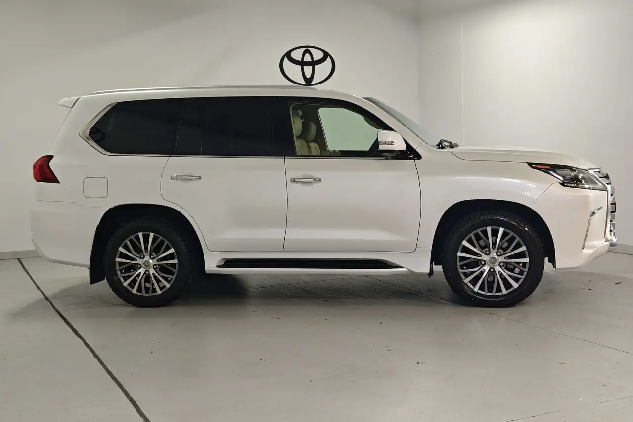 2017 Lexus LX Gallery Image 4