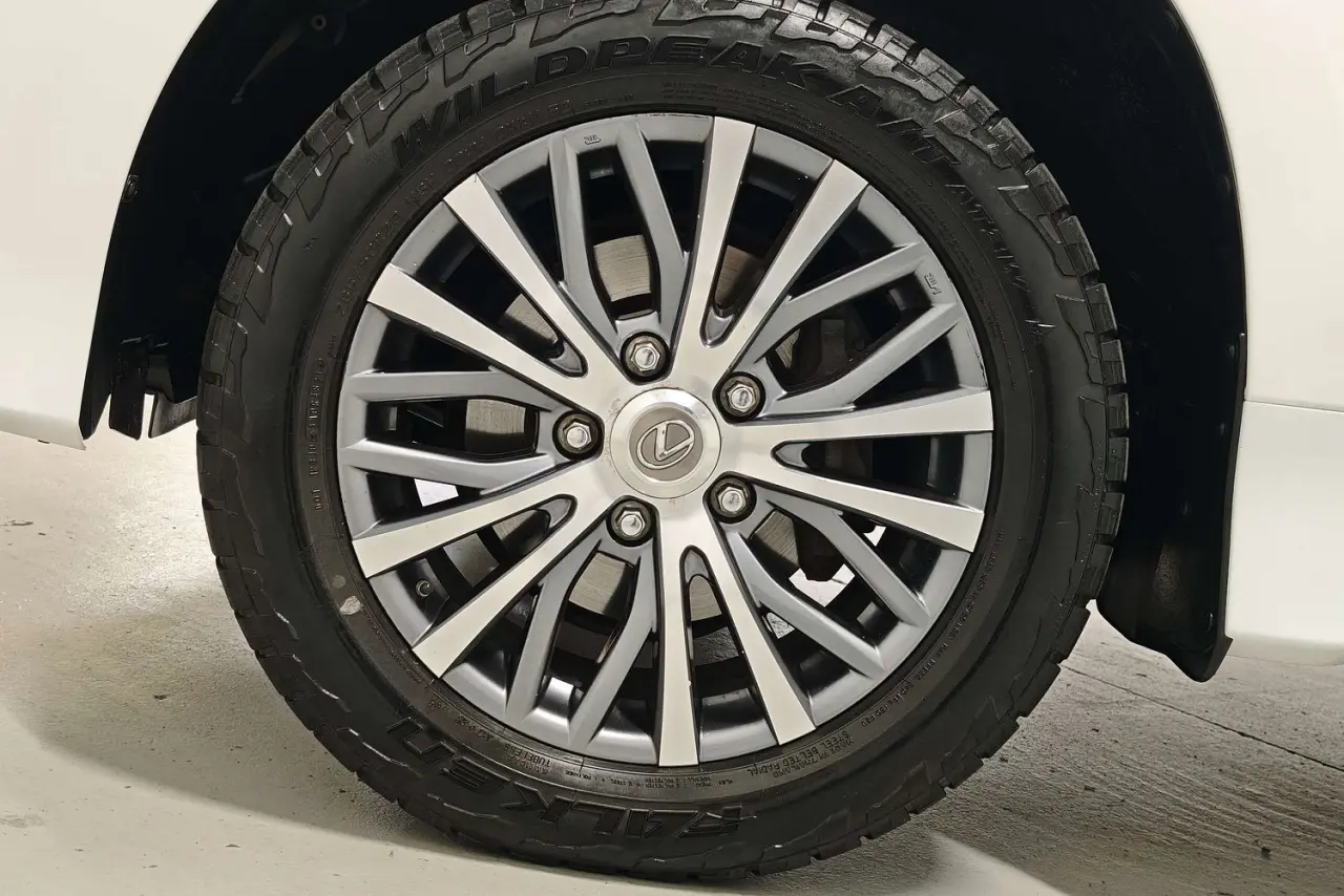 2017 Lexus LX Gallery Image 5