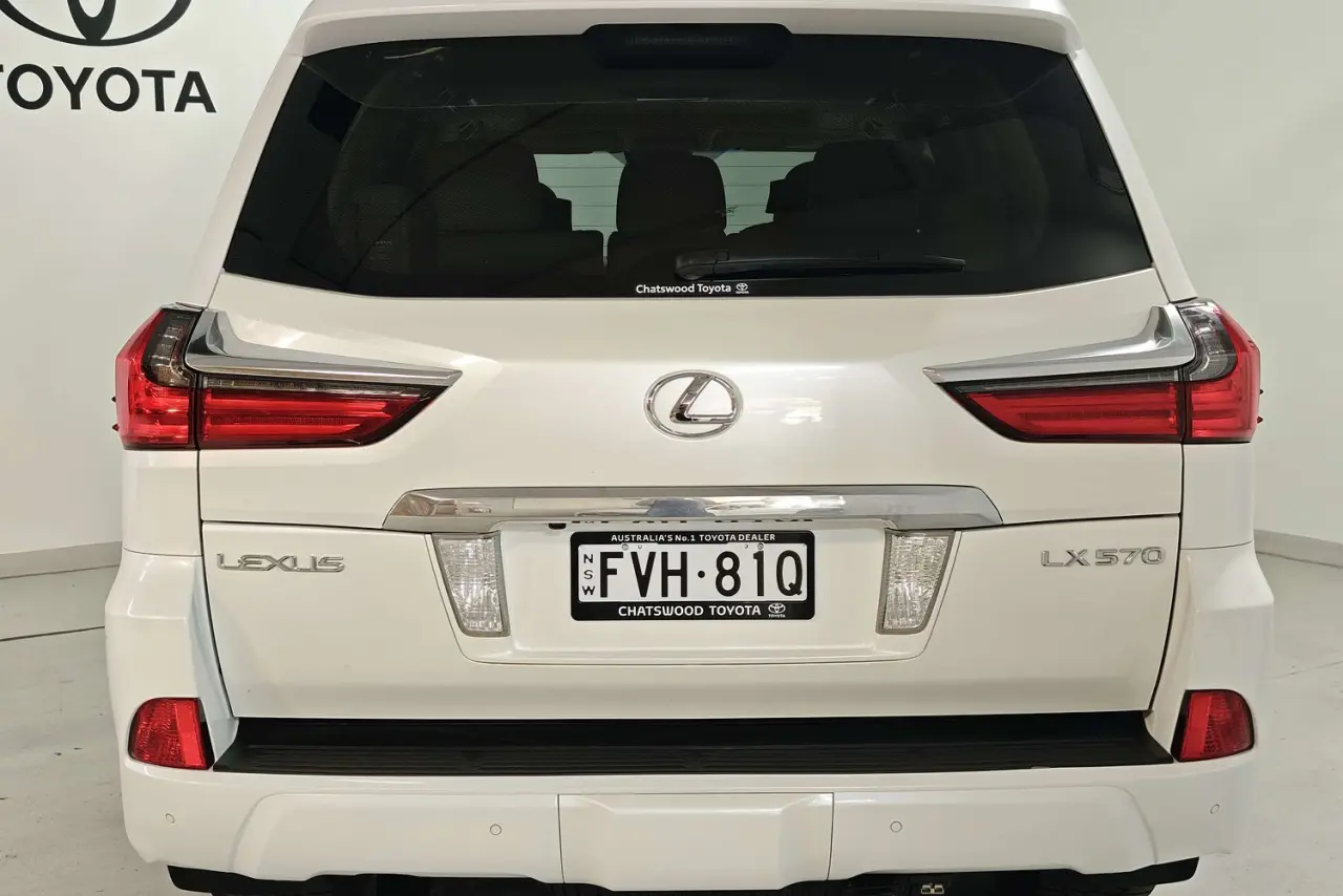 2017 Lexus LX Gallery Image 8