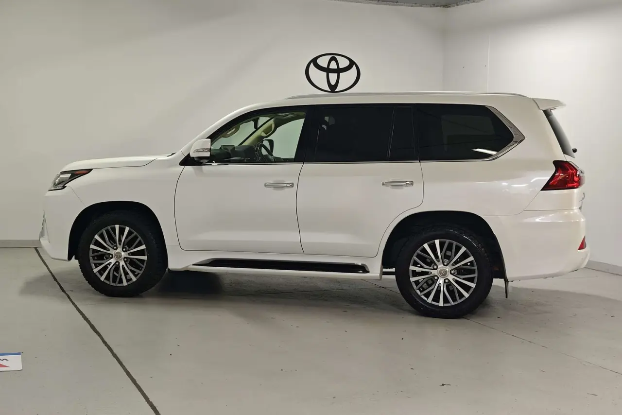 2017 Lexus LX Gallery Image 9