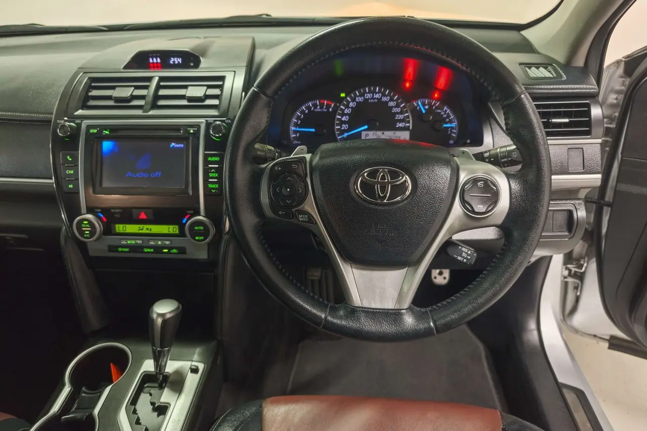 2013 Toyota Camry Gallery Image 16