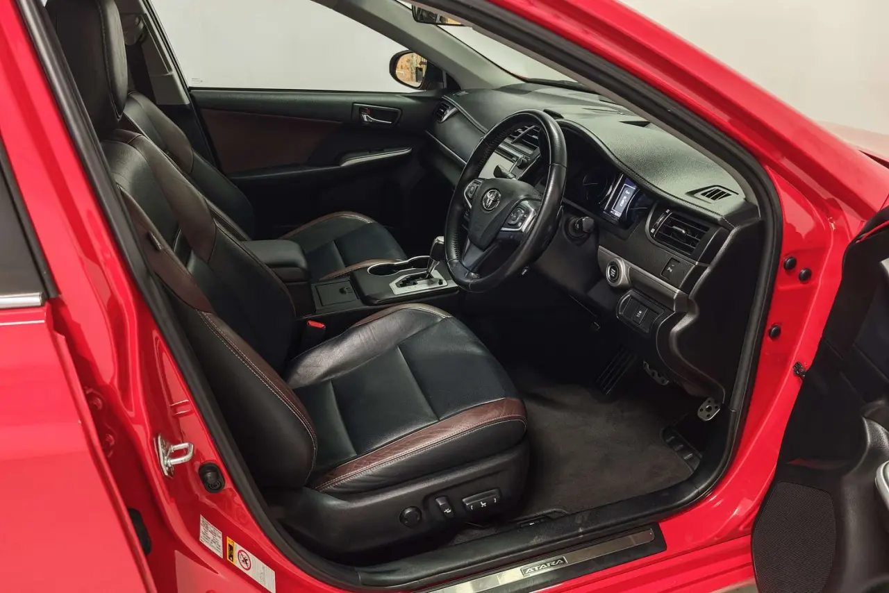 2017 Toyota Camry Gallery Image 10