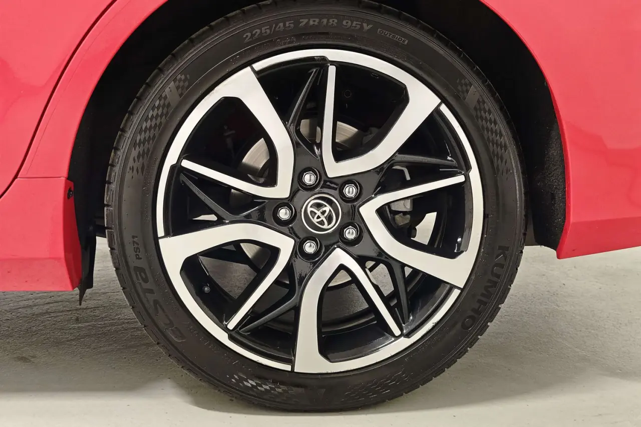 2017 Toyota Camry Gallery Image 5