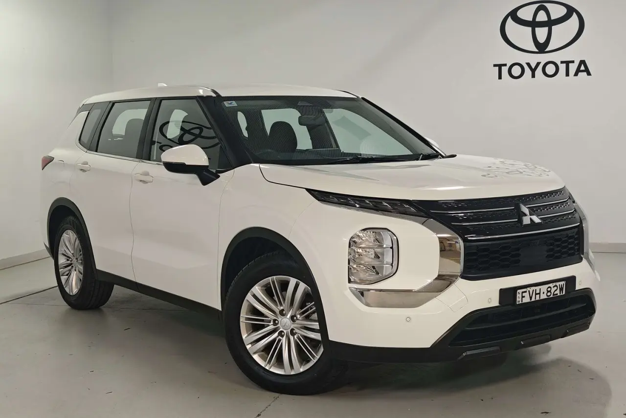 2022 Mitsubishi Outlander Gallery Image 1