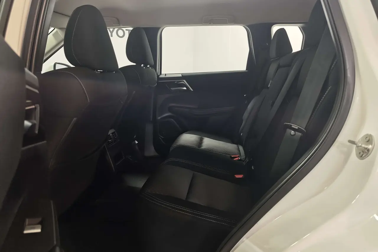 2022 Mitsubishi Outlander Gallery Image 13