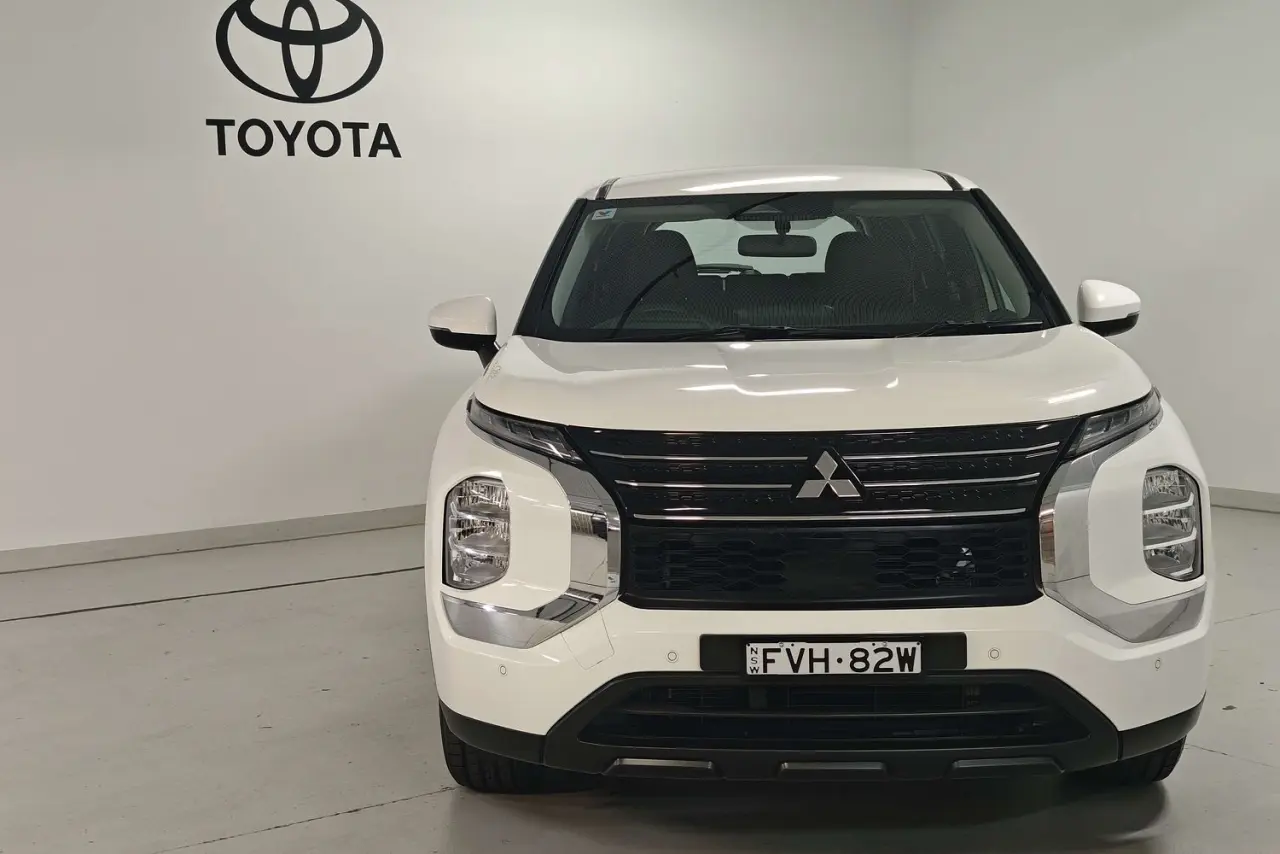 2022 Mitsubishi Outlander Gallery Image 2