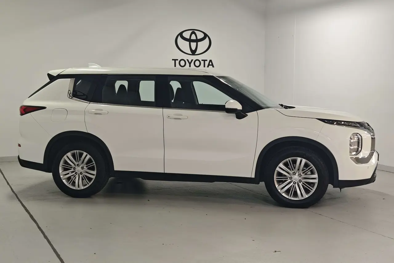 2022 Mitsubishi Outlander Gallery Image 4