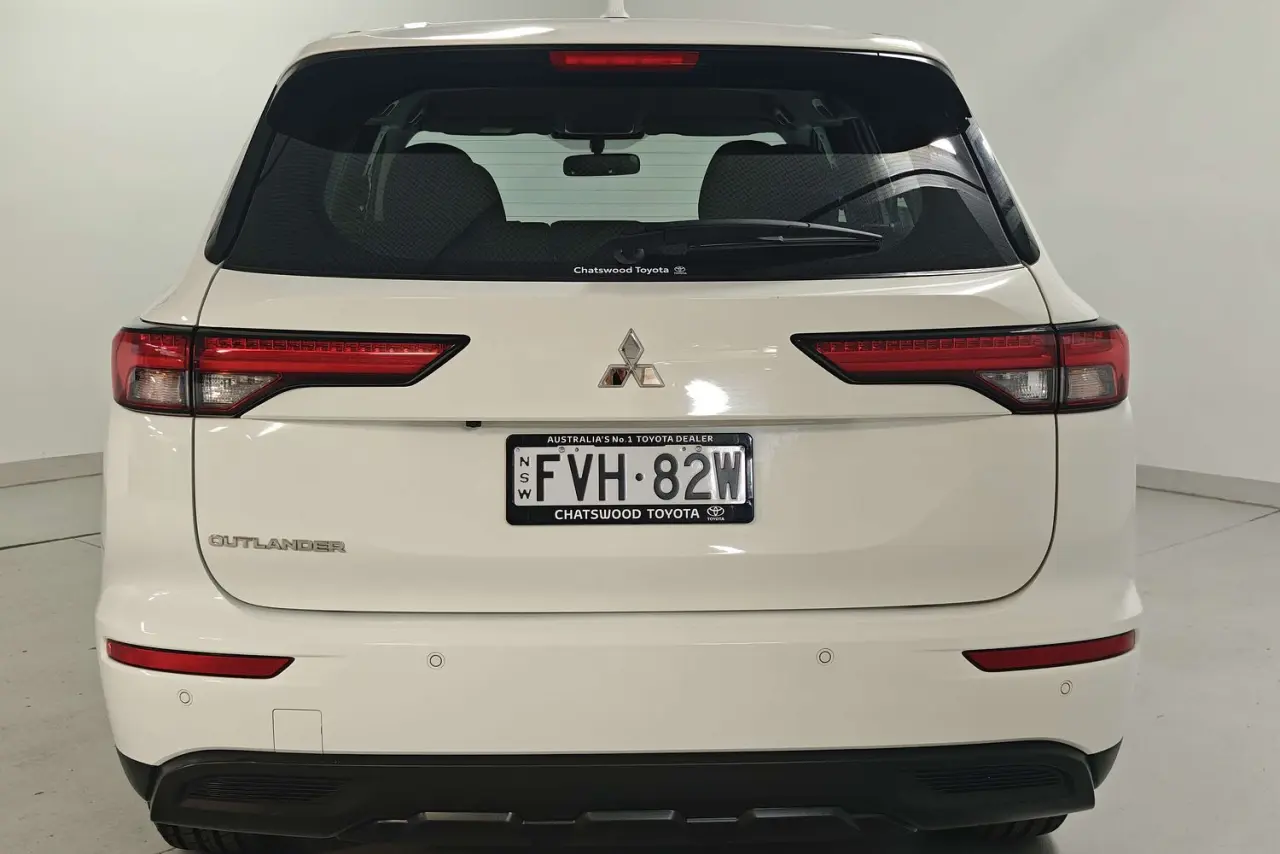 2022 Mitsubishi Outlander Gallery Image 8