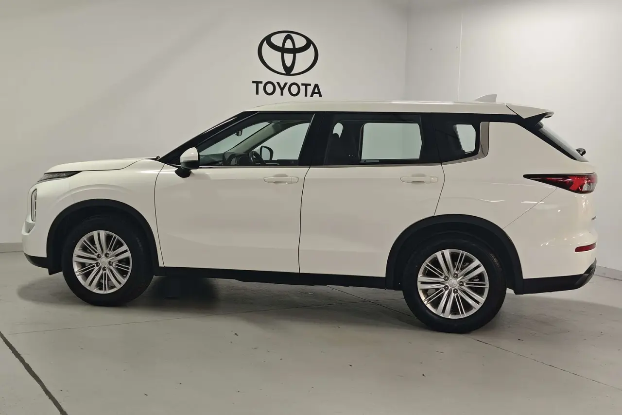 2022 Mitsubishi Outlander Gallery Image 9