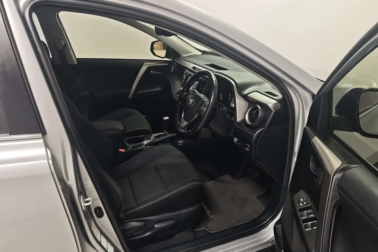 2017 Toyota RAV4 Gallery Image 10