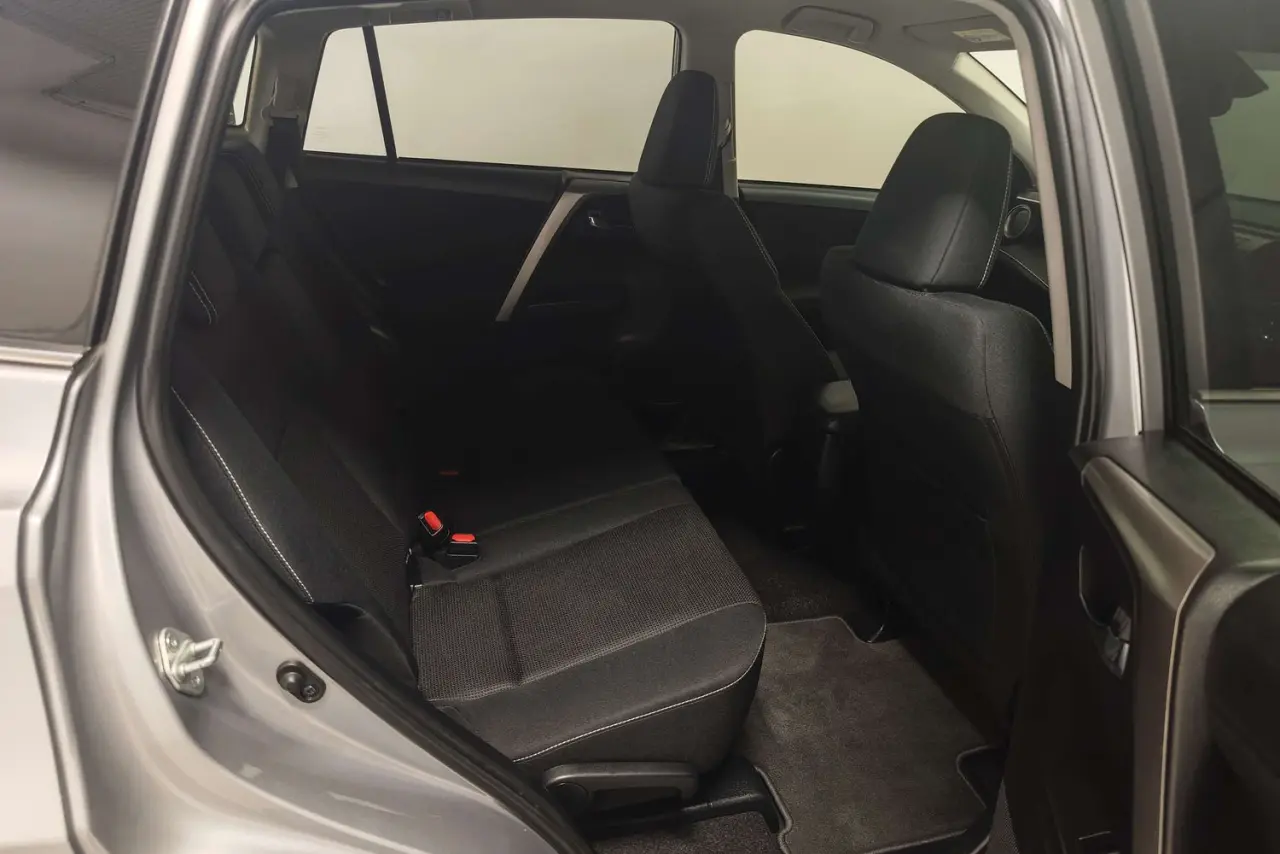 2017 Toyota RAV4 Gallery Image 11