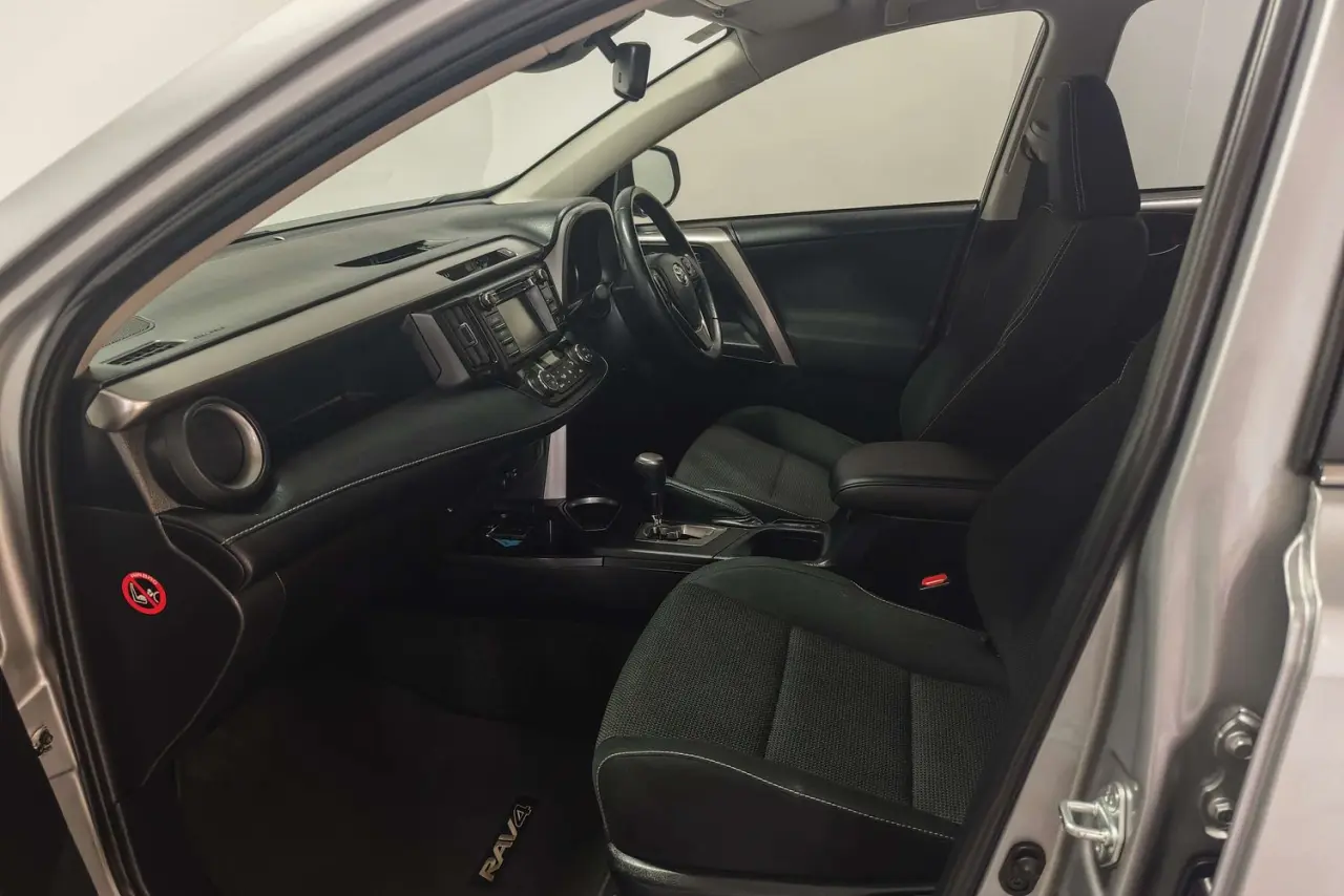 2017 Toyota RAV4 Gallery Image 14