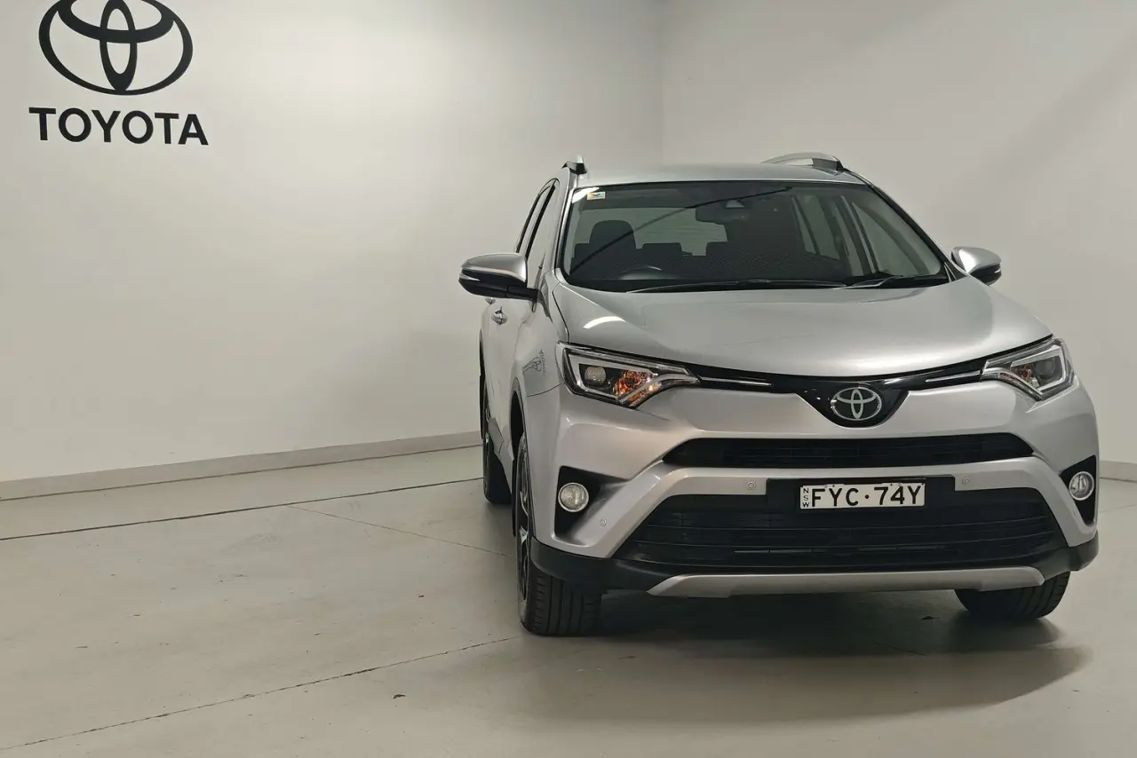 2017 Toyota RAV4 Gallery Image 2