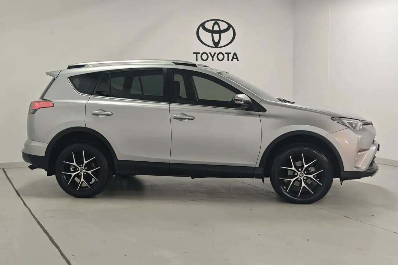 2017 Toyota RAV4 Gallery Image 4