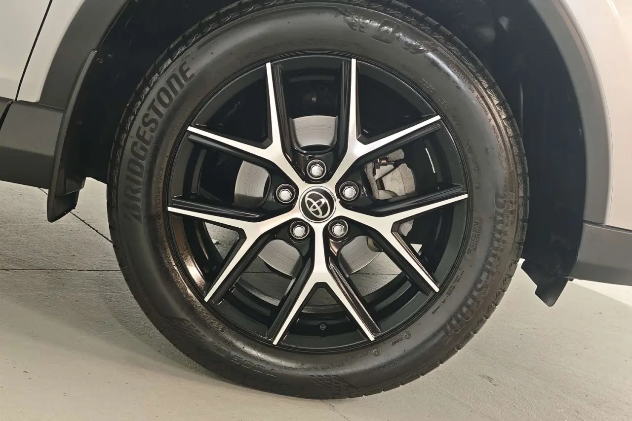 2017 Toyota RAV4 Gallery Image 5