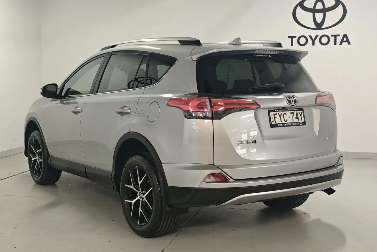 2017 Toyota RAV4 Gallery Image 6