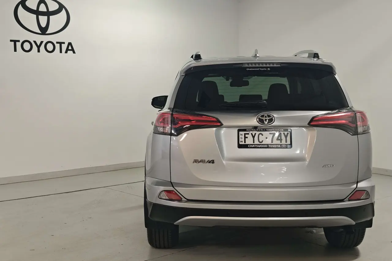 2017 Toyota RAV4 Gallery Image 7