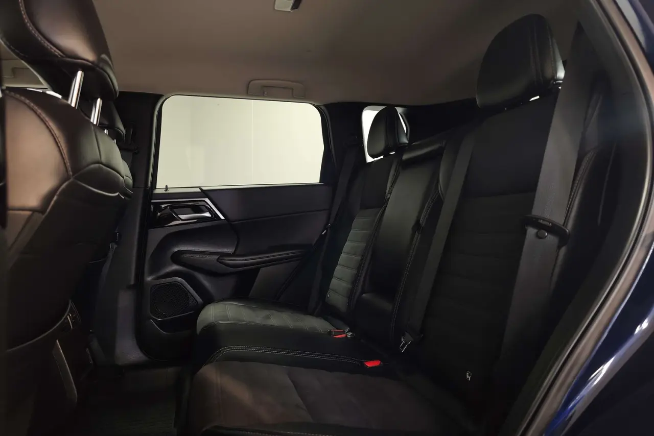 2023 Mitsubishi Outlander Gallery Image 14