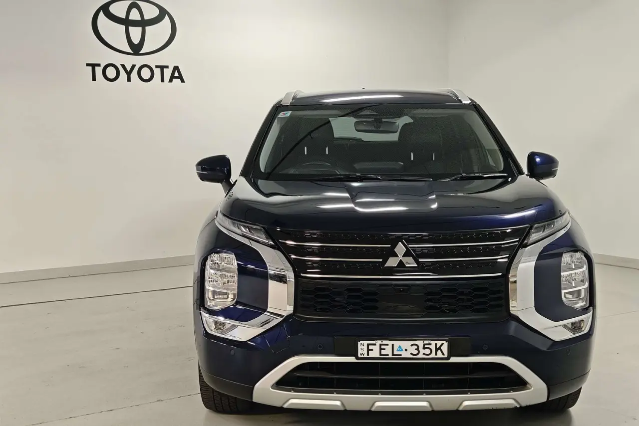 2023 Mitsubishi Outlander Gallery Image 2