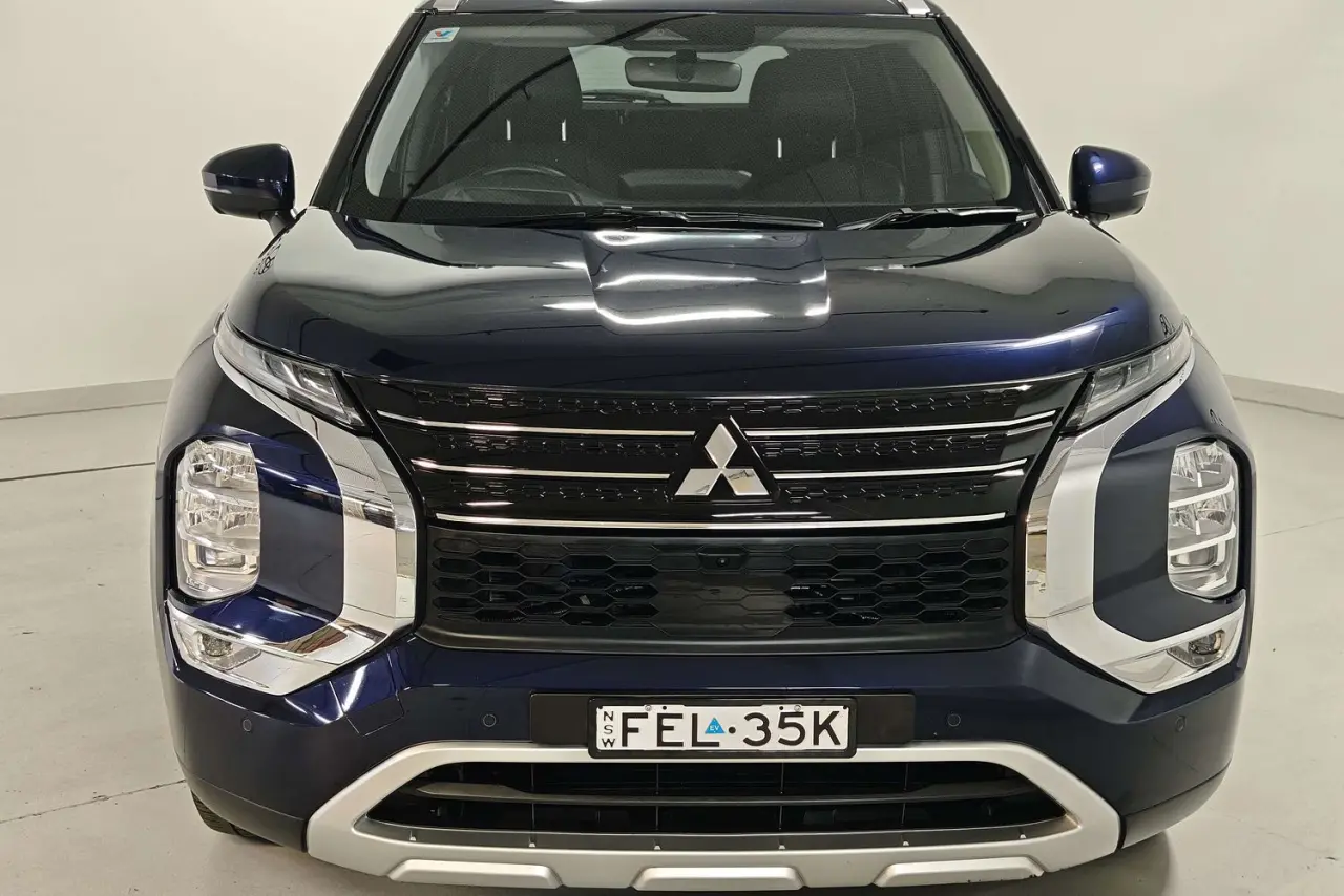 2023 Mitsubishi Outlander Gallery Image 3