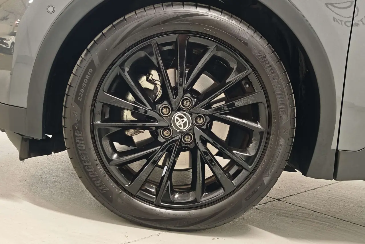 2025 Toyota C-HR Gallery Image 5