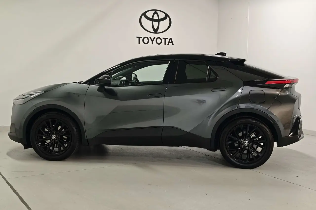 2025 Toyota C-HR Gallery Image 9