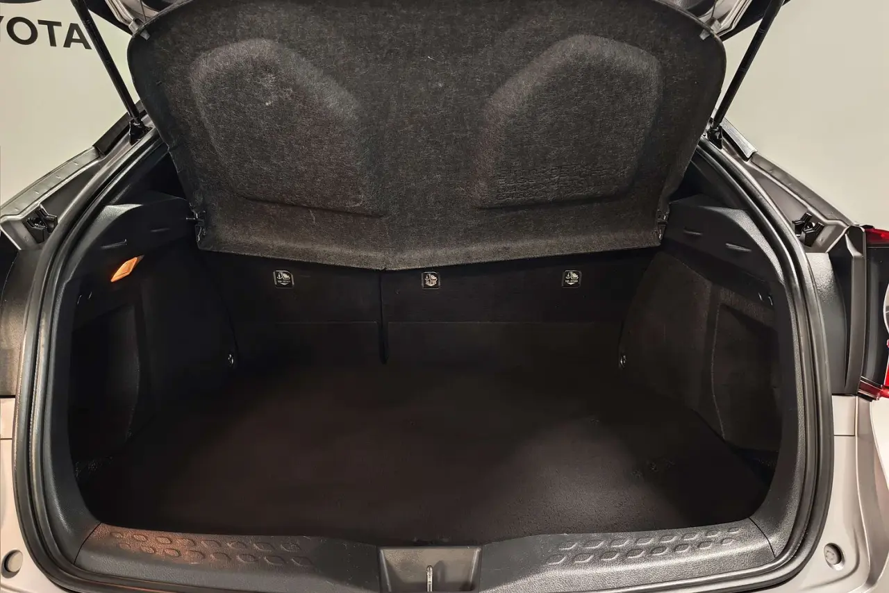 2018 Toyota C-HR Gallery Image 12