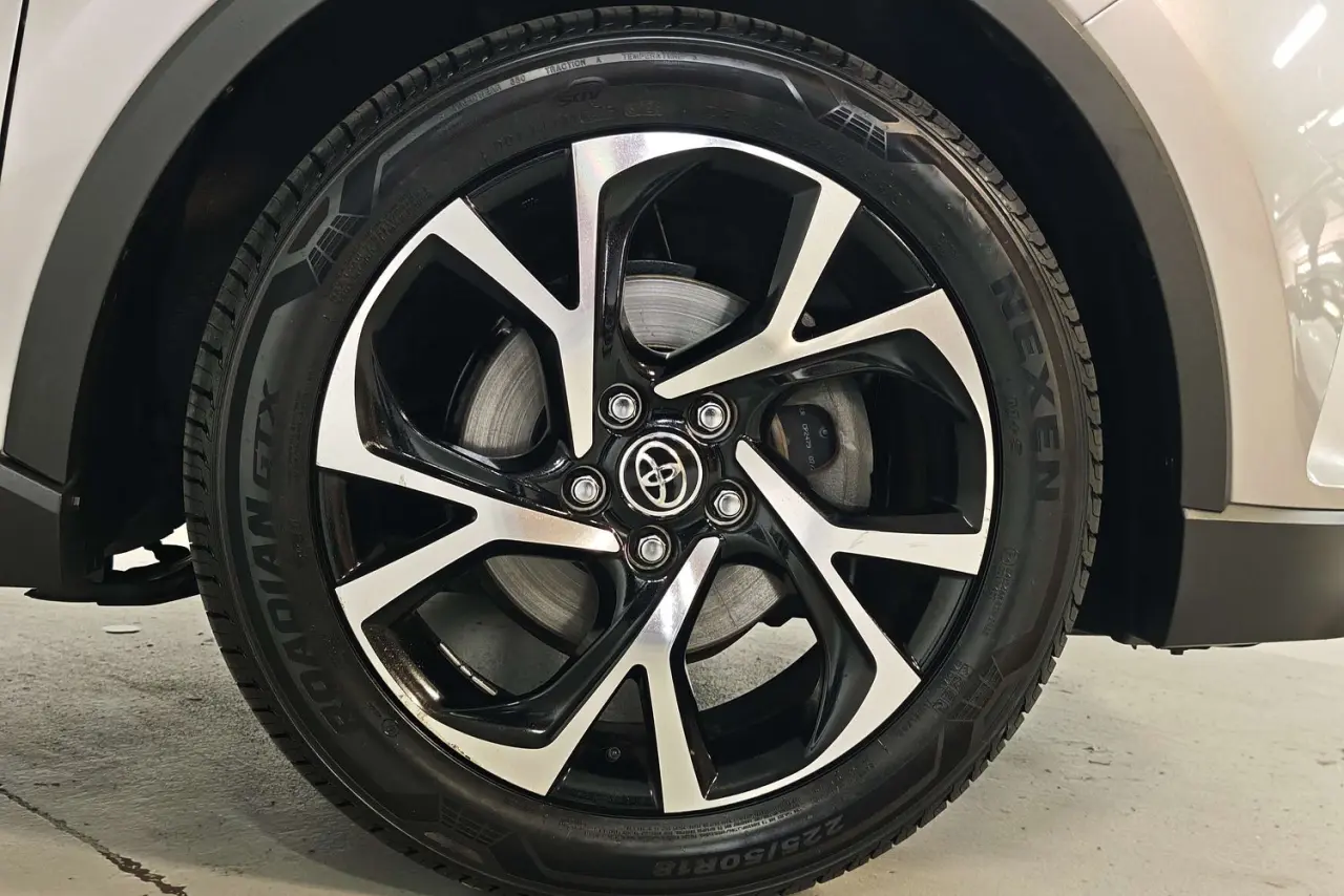 2018 Toyota C-HR Gallery Image 5