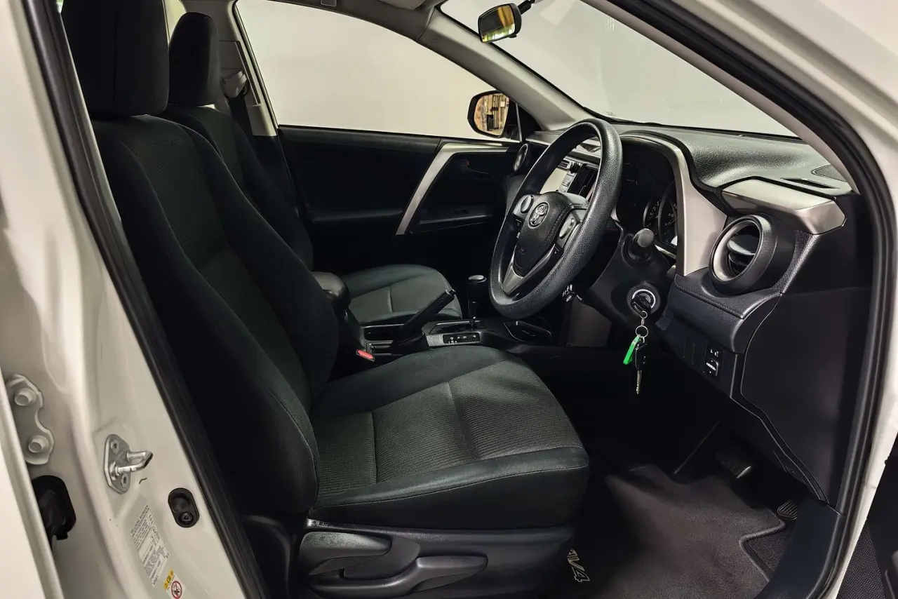 2017 Toyota RAV4 Gallery Image 10