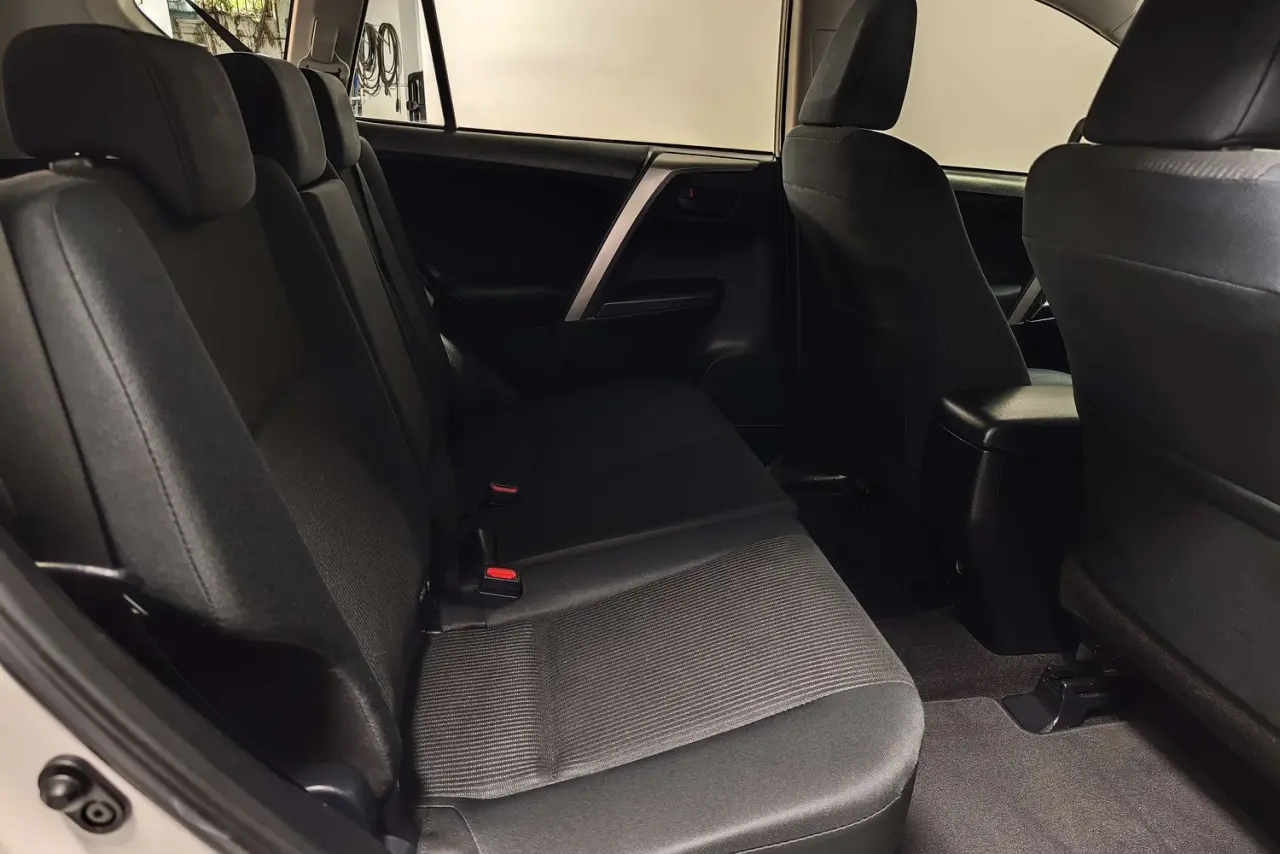 2017 Toyota RAV4 Gallery Image 11